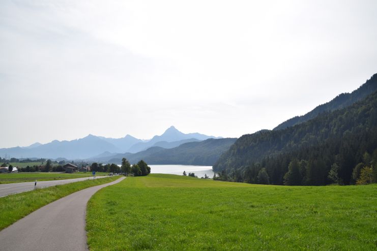 Blick über den Weißensee auf die Ammergauer Alpen