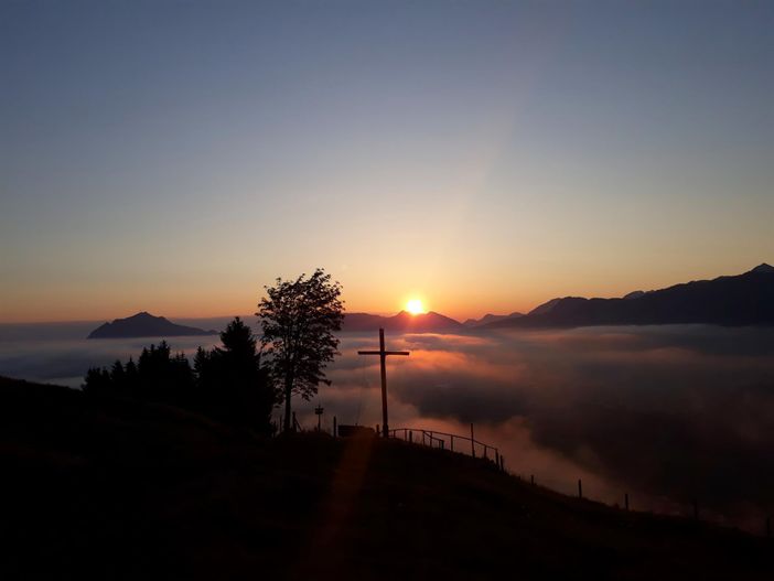 Sonnenaufgang am Sonderdorfer Kreuz