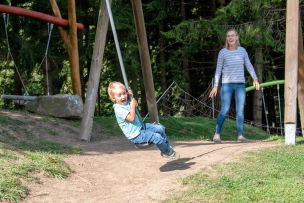 Auf dem Spielplatz am Miniclub befindet sich auch eine Seilbahn und eine Nestschaukel