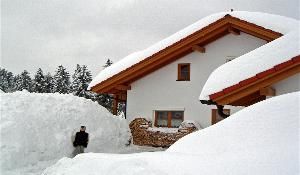 Haus tief verschneit
