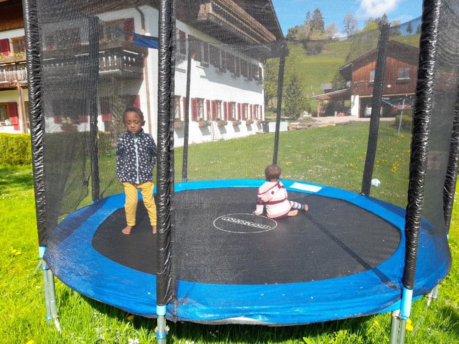 Unsere beiden Kids auf dem Trampolin