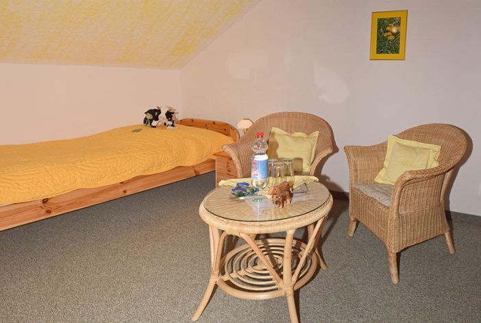 Gemütliche Sitzecke im zweiten Schlafzimmer