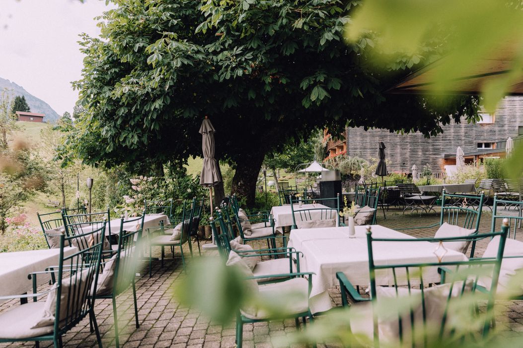 naturhotel_chesa_valisa_terrasse_sommer_grün_baum