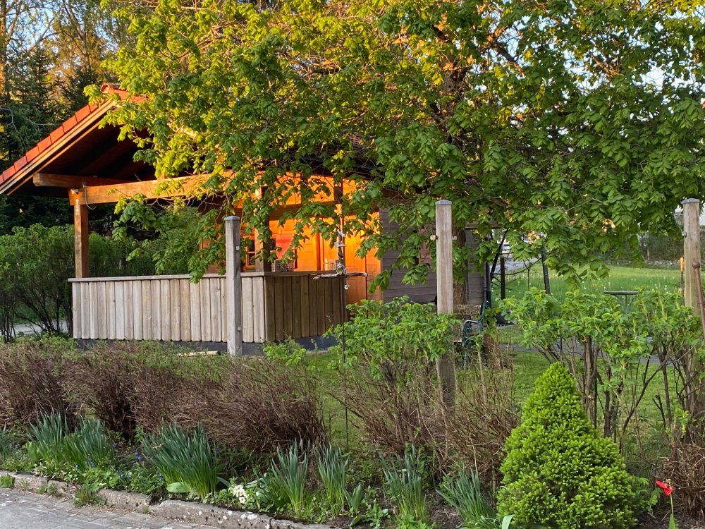 Unser Gartenhaus mit überdachter Veranda