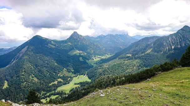 Ausblick vom Schönkahler in Richtung Tirol