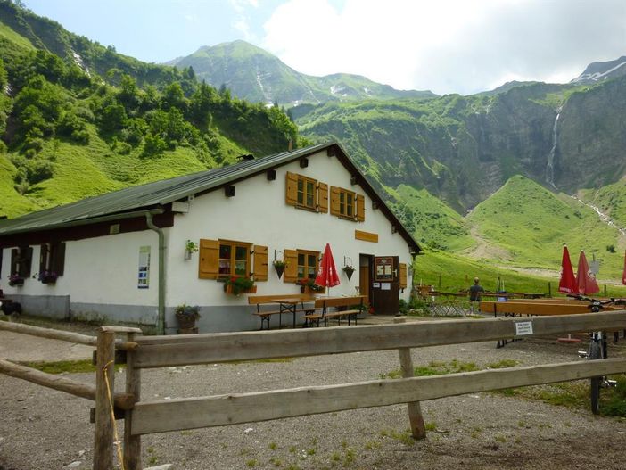 gemütliche Einkehr auf der Käseralp im Oytal