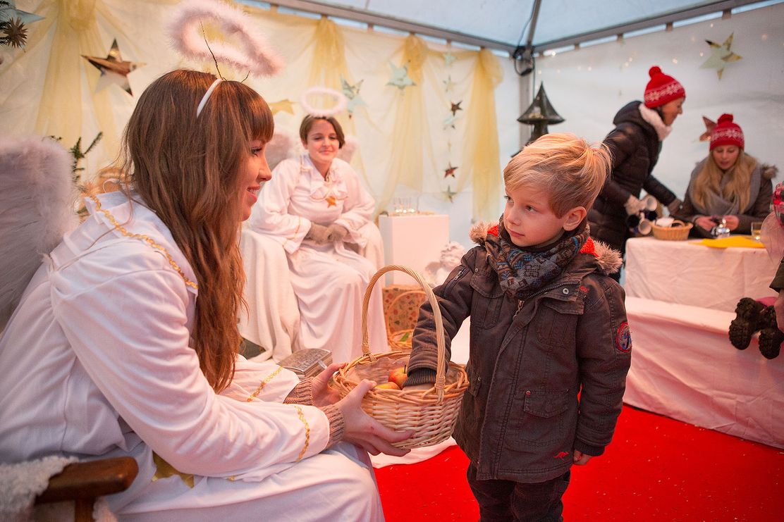 isny-winter-isnyer-schlossweihnacht-kind-mit-engeln-im-himmlischen-postamt-foto-ernst-fesseler