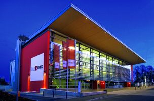 Rote Außenfassade des Veranstaltungshauses