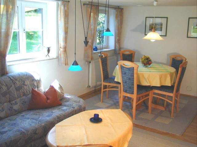 Wohnzimmer - Tisch mit Internetanschluß