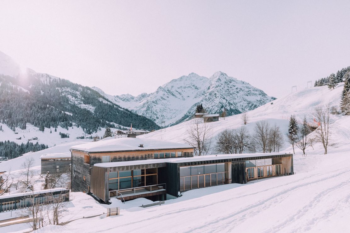 naturhotel_chesa_valisa_winter_außenansicht_rückgebäude_chesa_schnee_sonne
