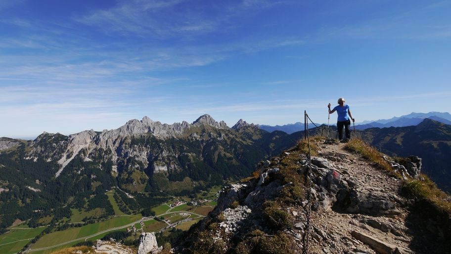 Der Gamsbocksteig führt zuletzt am Grat entlang zum Gipfel, begleitet von einem beeindruckenden Panorama.