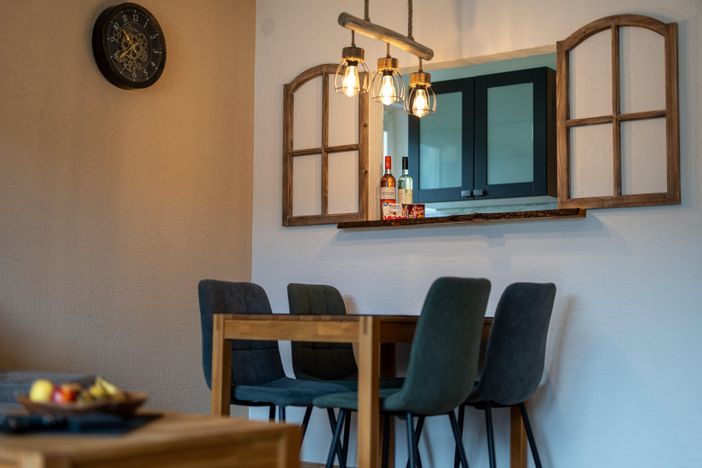 Modernes_Esszimmer_mit_stilvollen_Möbeln_in_warme