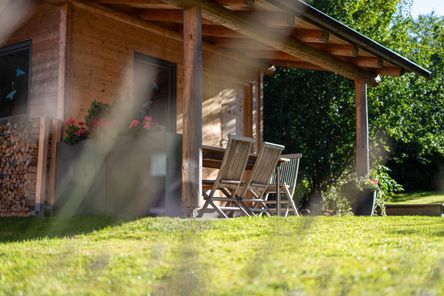 Überdachter Gartenpavillon mit Sitzplätzen