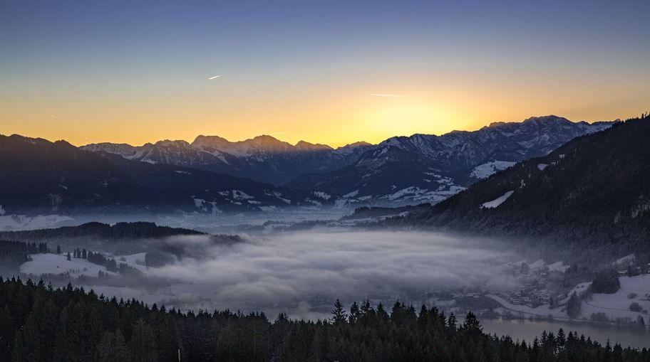 Blick von der Siedelalpe über den Alpsee auf die Allgäuer Berge.