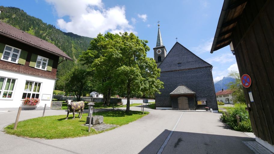Die Pfarrkirche St. Antonius in der Ortsmitte von Hinterstein