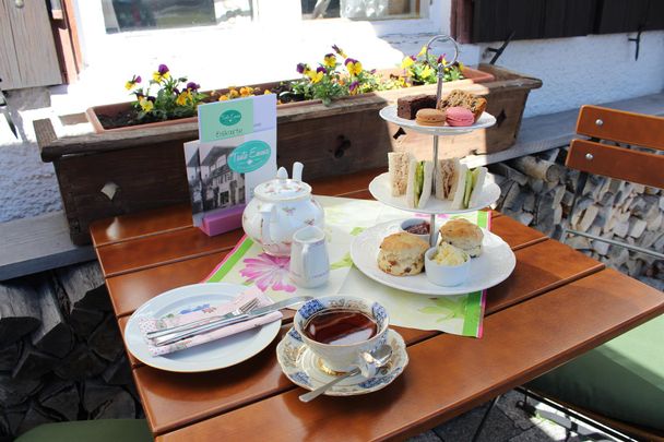 Schöne Terrasse in der Ortsmitte von Fischen