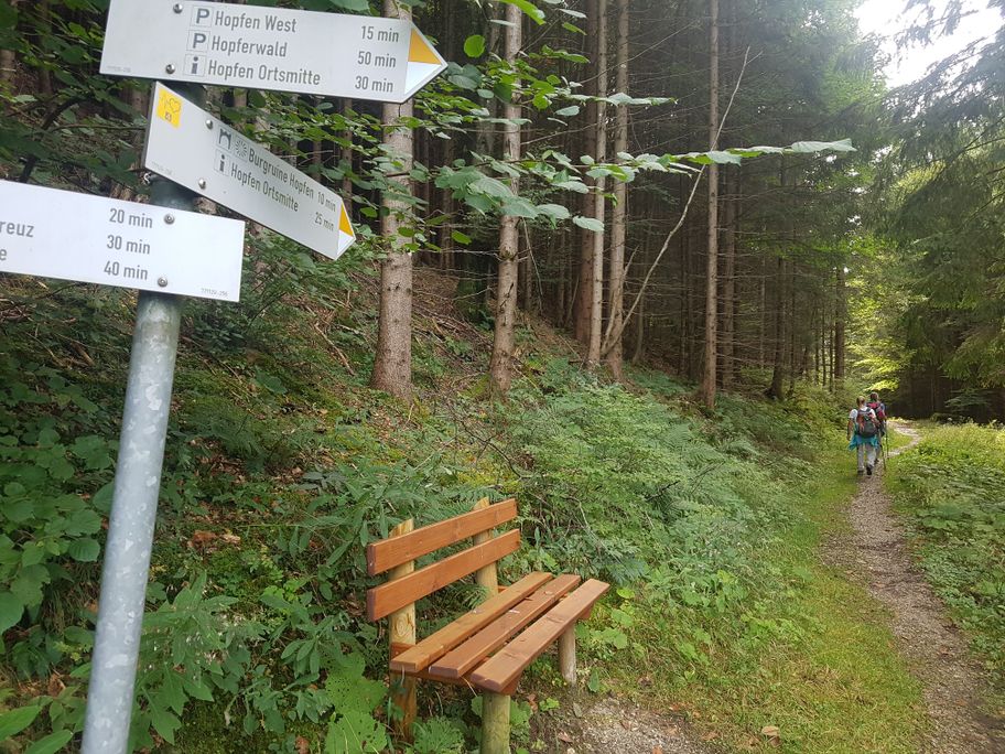 Ruhebank am Weg zur Burgruine Hopfen