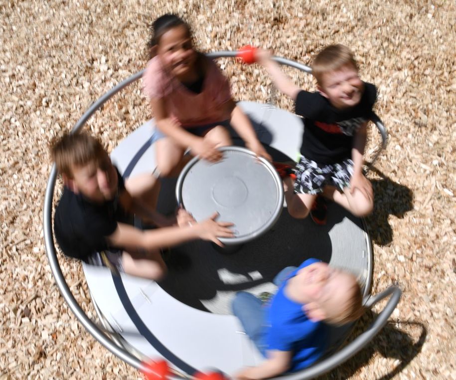 Spielplatz mit Karussell, Kletterturm, Schaukeln..