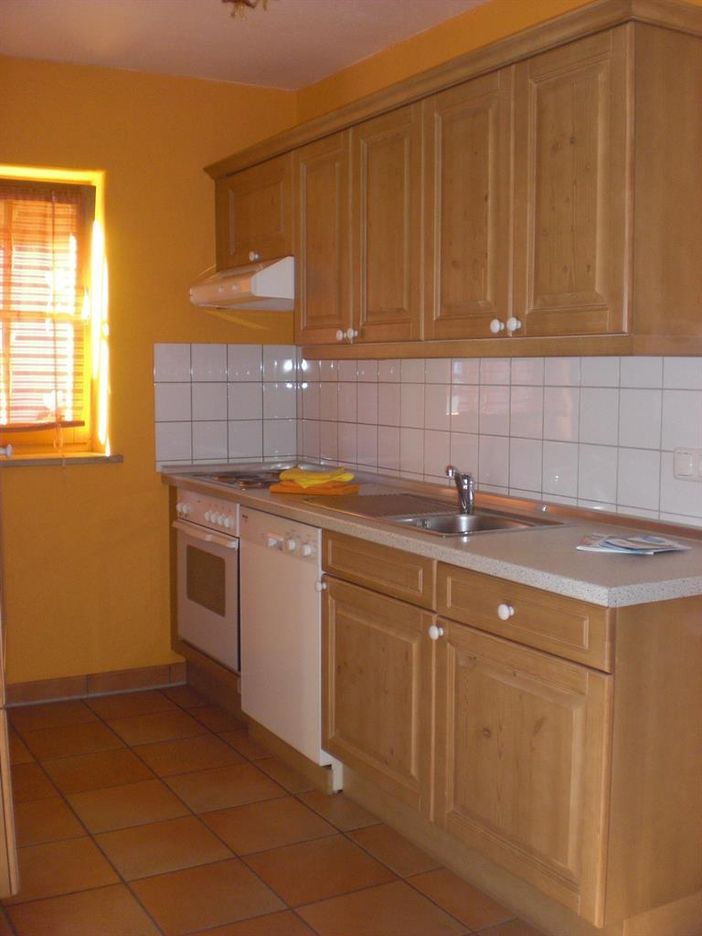 Küchenzeile mit Spülmaschine u. Backofen