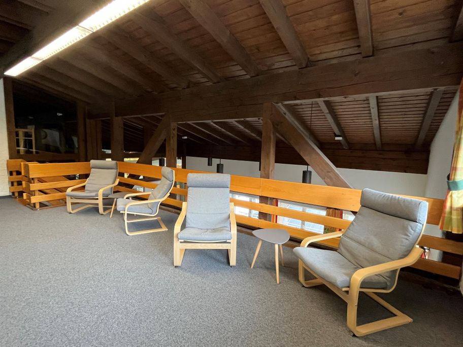 Sitzbereich in der Gemeindebücherei