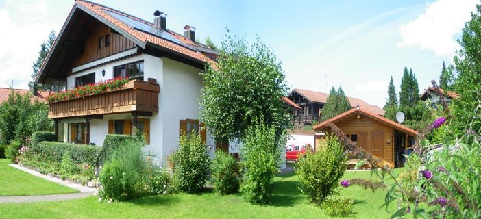 Haus mit Garten und Gartenhaus