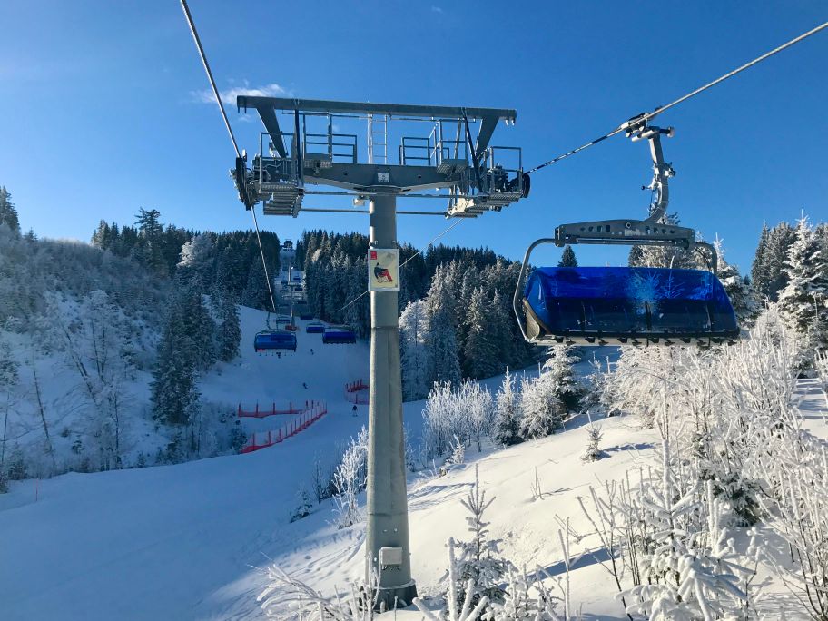 Gipfel-Sessellift im Skigebiet Ofterschwang