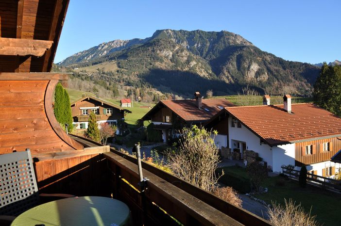 Ausblick vom Balkon zum Iseler
