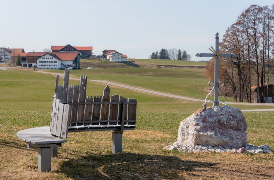 Aussichtsplatz mit Holzbank und Wegkreuz bei Schwarzenbach.