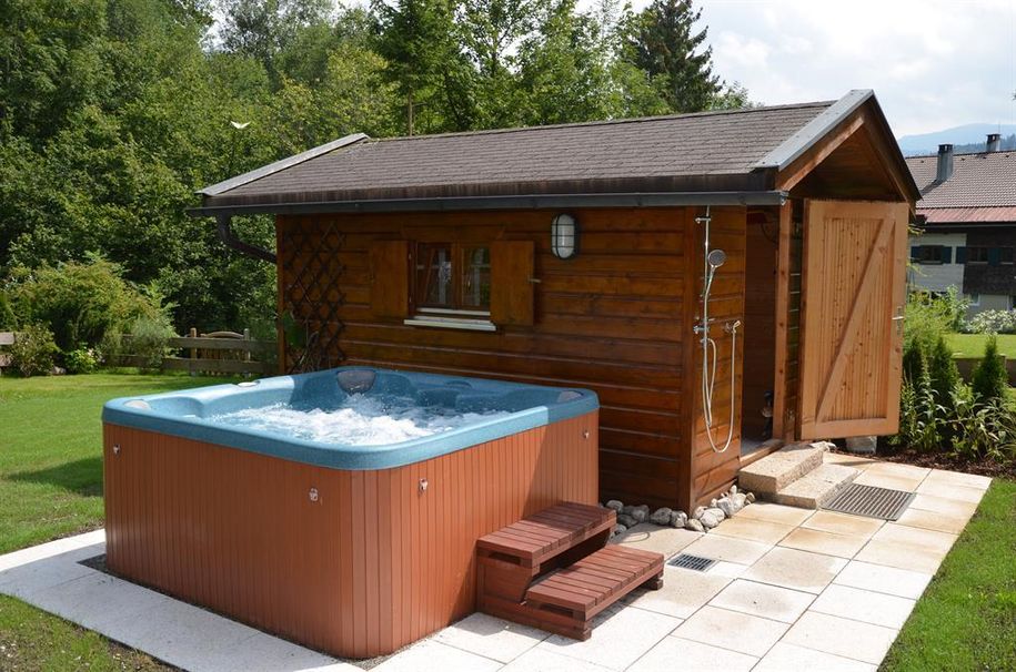 Beheizter Außenwhirlpool und Gartenhaus
