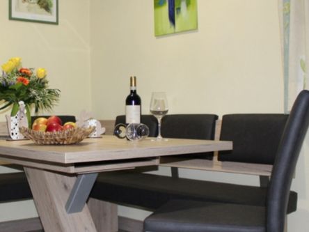 Gemütliche Eckbank, genügend Platz auch für 5 Personen