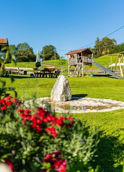 Im großzügigen Garten gibt es viele Spielgeräte