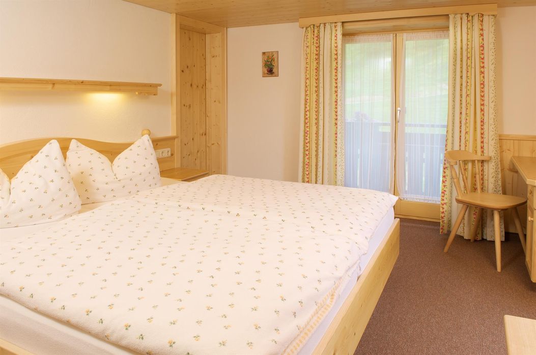 Zimmer mit Balkon und Dusche +WC