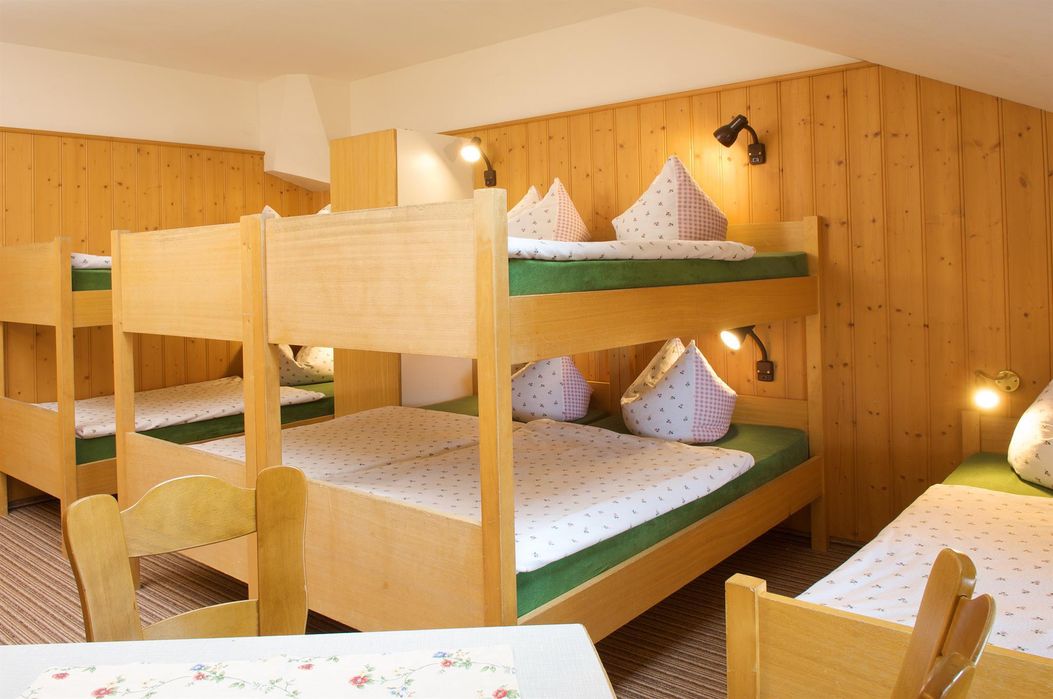 7-Mehrbett-Zimmer mit Etagendusche und -WC  Nr. 13