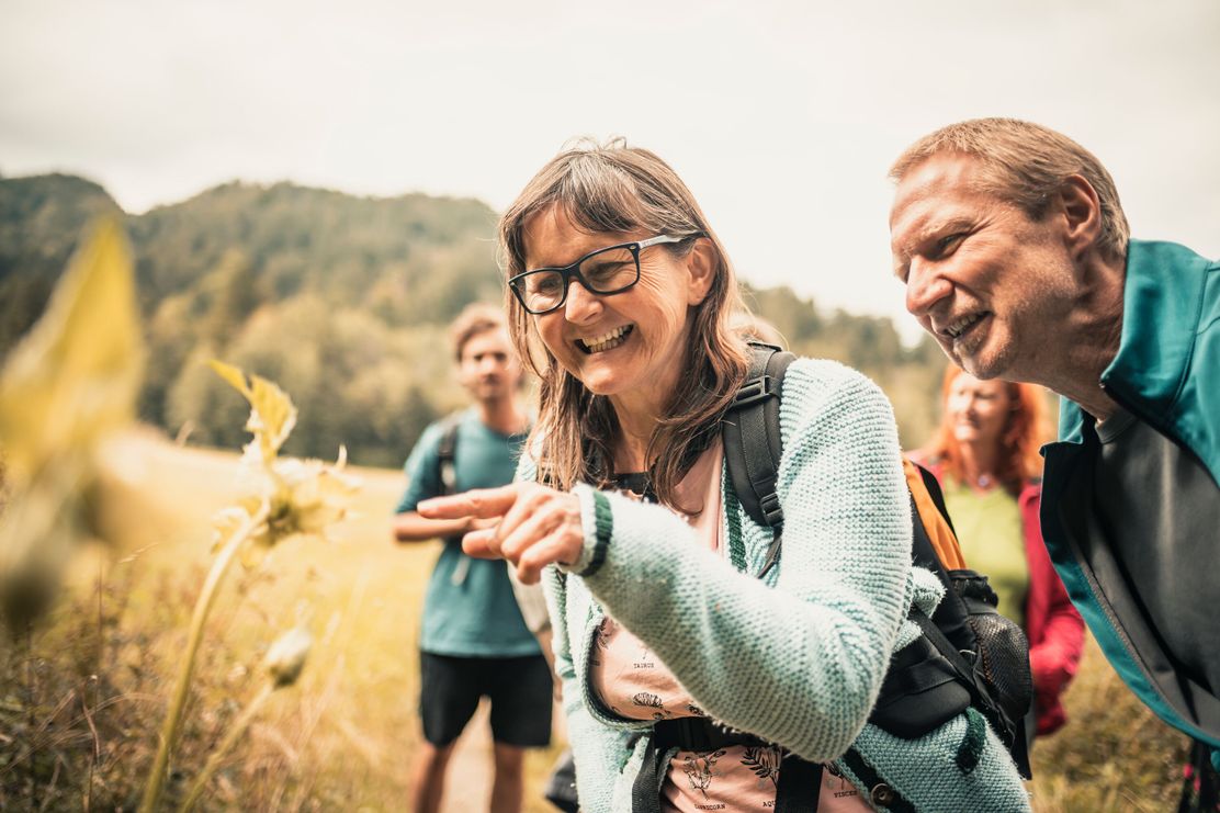 Web_Version-Paar entdeckt Pflanze © Allgäu GmbH, Dominik Berchtold