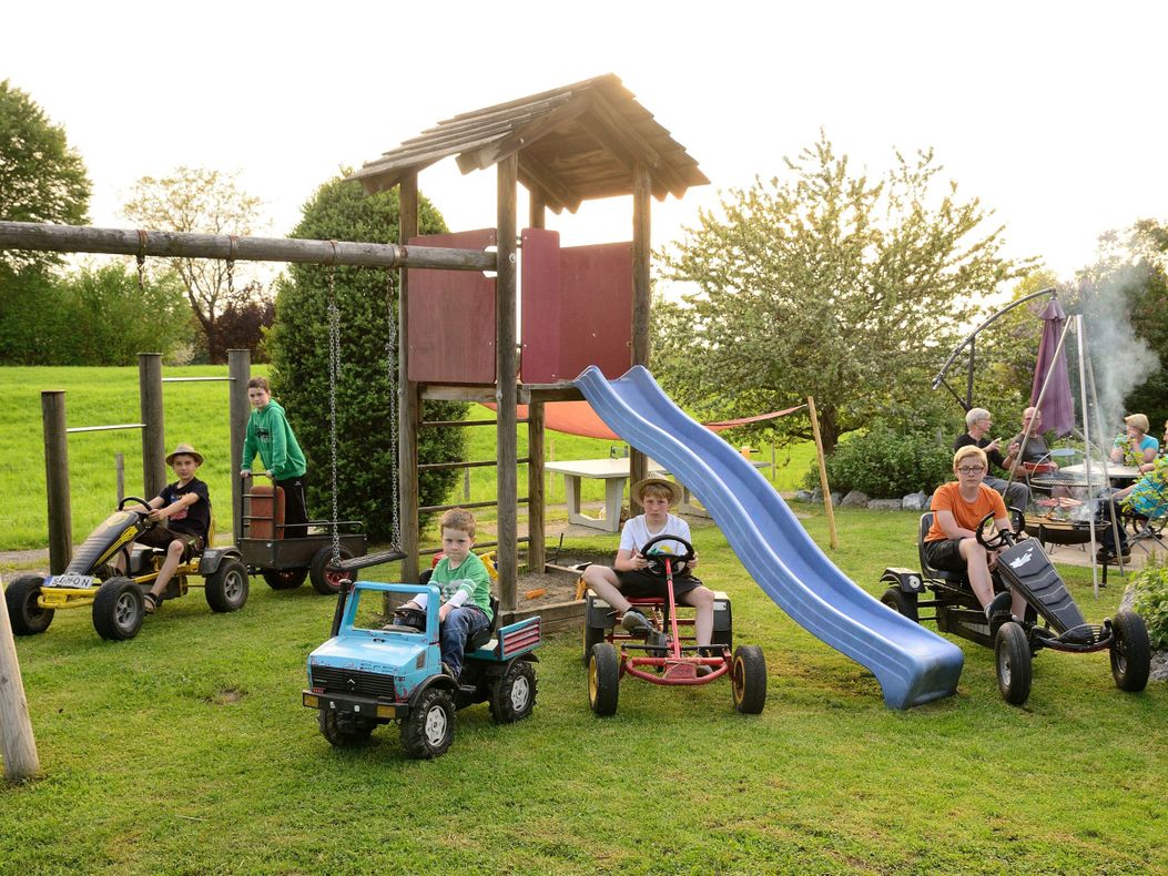Jede Menge Kinderfahrzeuge und viel Platz zum spielen