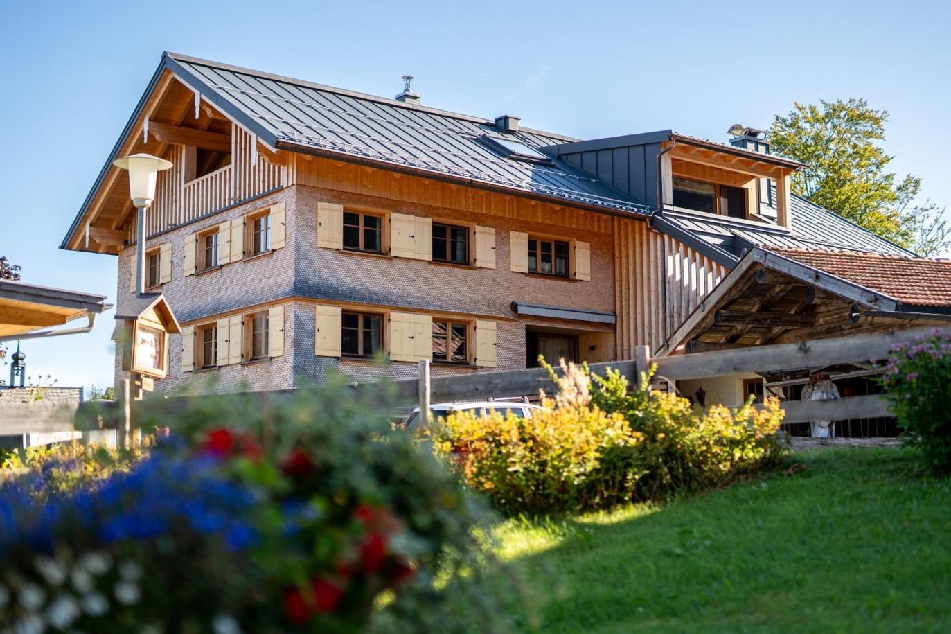 Hausfassade mit Blumen