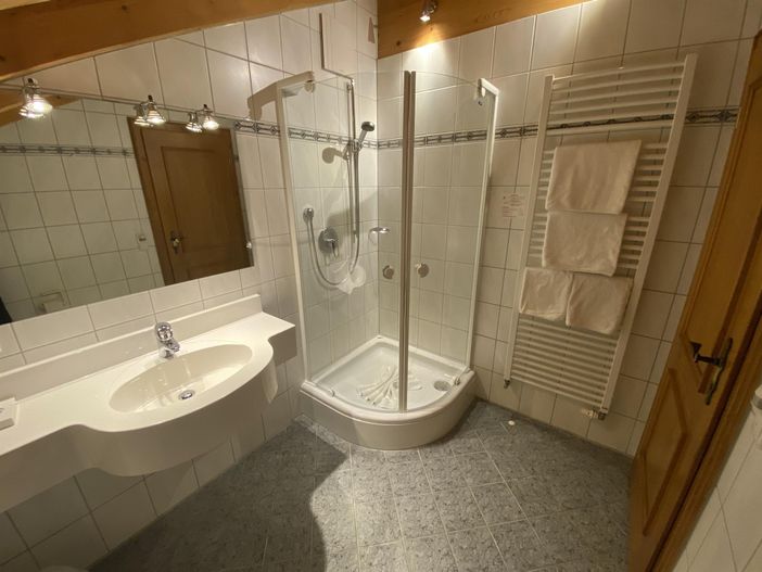 Zimmer 15 Bad 2