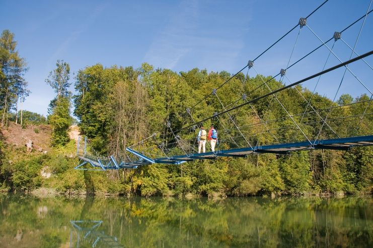 Hängebrücke zwischen Pfosen und Fischers