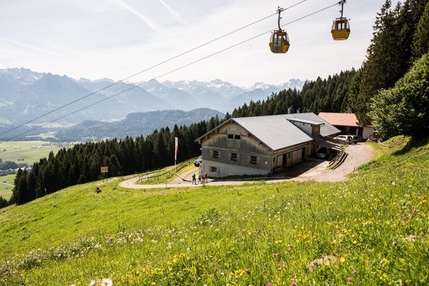 Sennalpe Ornach an der Mittelstation der Hörnerbahn Bolsterlang