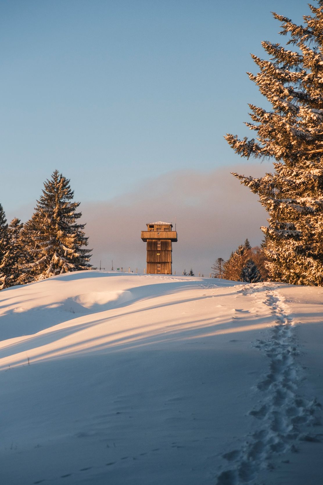 Aussichtsturm Alpkönigblick am Hauchenberg im Winter