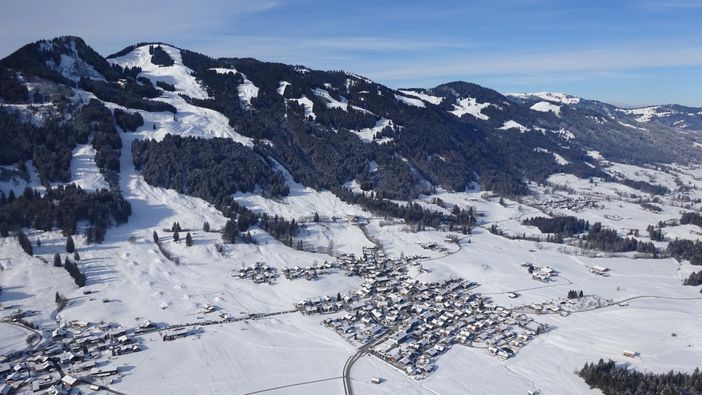 Luftbild Bolsterlang im Allgäu und Skigebiet