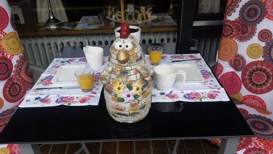 Frühstücken auf dem Balkon