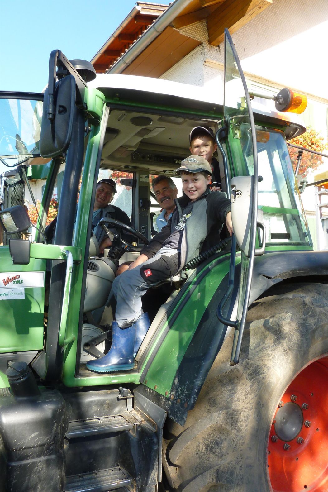 Kinder auf dem Traktor