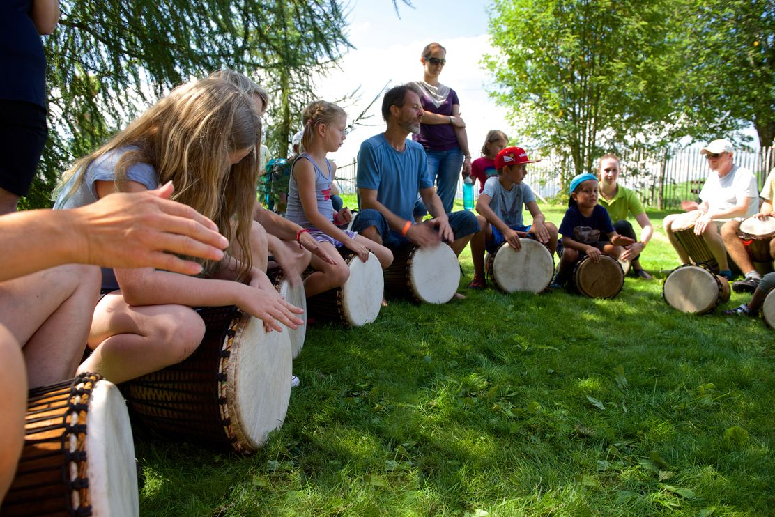 ein-wald-voller-musik-trommelworkshop-waldwelt-skywalk-allgaeu