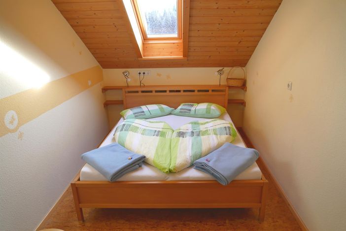 Ferienwohnungen Alpennest Schlafzimmer 1