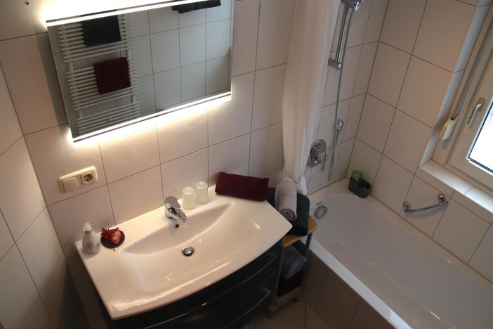 Badezimmer mit Badewanne