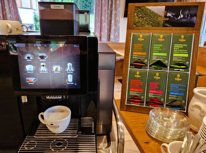 Frühstücksbuffet - Kaffeemaschine und Tee