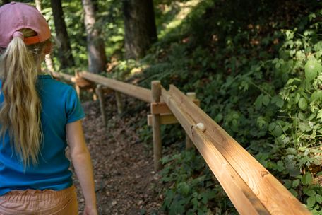 Kugelbahn mit zwei Mädchen entlang des Walderlebniswegs