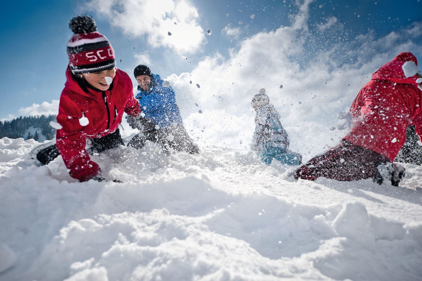 Web_Version-Winter Familie Kinder Schneeballschlac