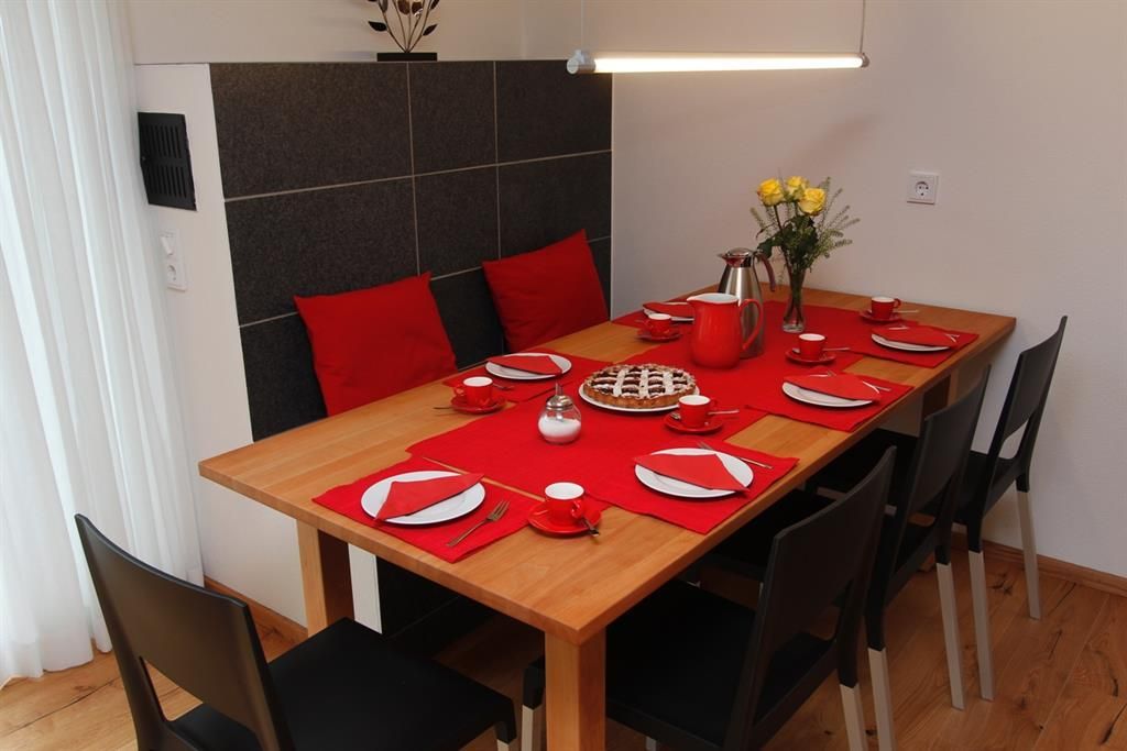 Essbereich mit Kachelofen